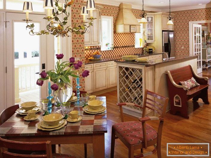 Az országstílus ideális, ha a konyha helyiségét díszítik. Egy vidéki házban lévő kis konyha kiváló hely a meleg családi összejövetelekhez.