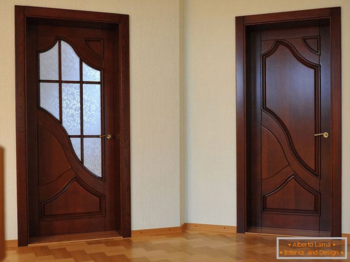A szecessziós stílusú ajtók a vidéki ház előcsarnokában. Vannak, akik a nappaliba vezetnek, mások a fürdőszobába.