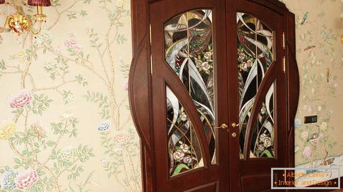 A modernista stílus egyik követelménye az alkalmazott anyagok természetessége. Belső ajtók természetes Wenge fa díszített vonzó festett üveg. 