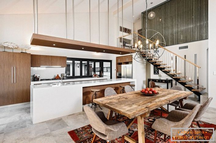 A stílusos konyhabútor a tetőtéri stílusban nem túlterhelt a részletekkel. Egy funkcionális és praktikus konyhaszekrény osztja a helyet egy dolgozó és étkező területre.