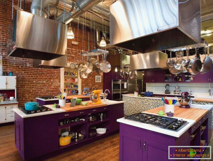 A konyhaszekrény világos lila - szokatlan megoldás a tetőtéri stílusban.