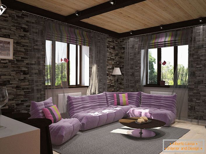 Tervezési projekt egy hangulatos nappaliban tetőtéri stílusban. A kőfalak díszítése harmonikusan illeszkedik lágy, lila bársonyos bútorokkal.