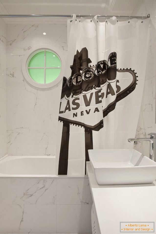 Fürdőszoba egy világos stúdió apartman Oroszországban