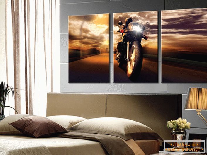 Az ifjú főiskolai hálószobát egy moduláris festmény díszíti, amelyen motorkerékpárt ábrázolnak.