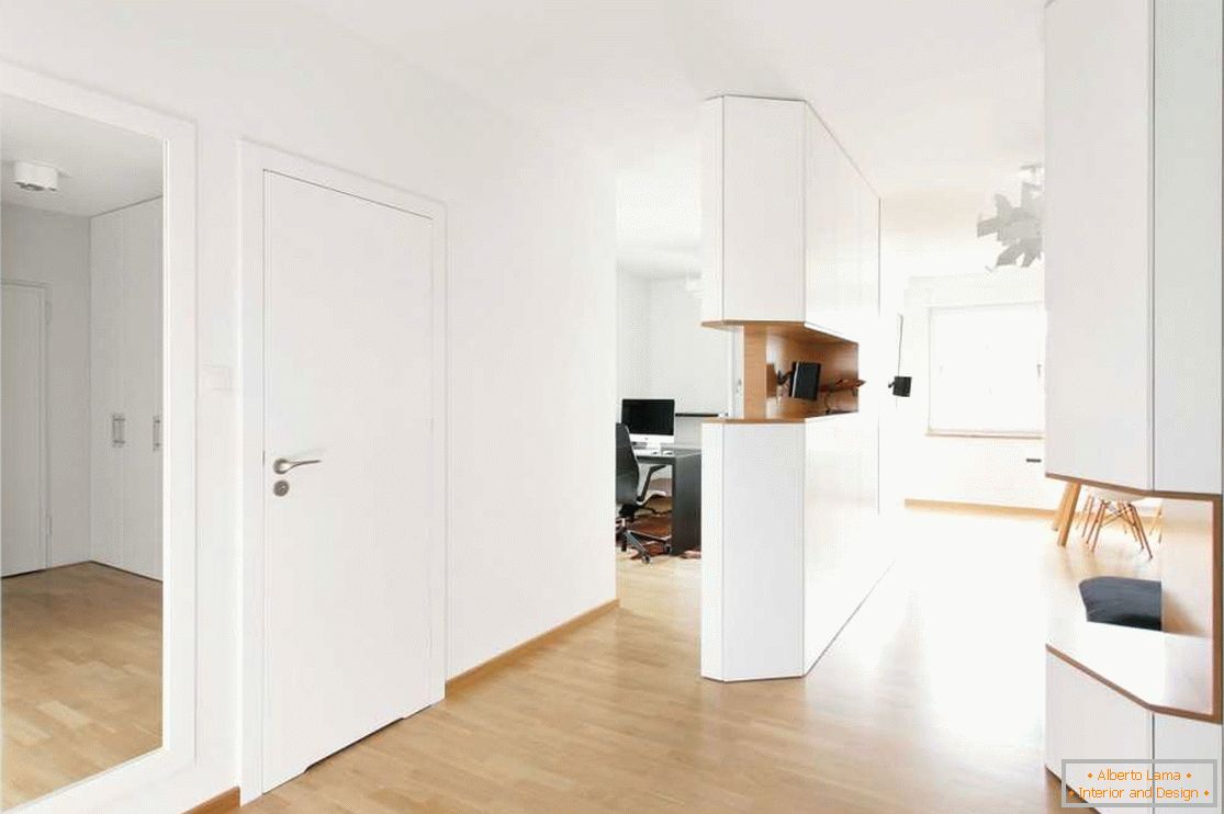 Könnyű ajtó a belső térben a minimalizmus stílusában
