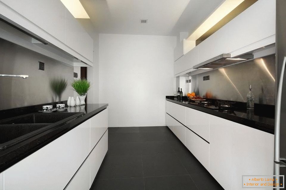 Egy keskeny és hosszú fehér konyha fekete padlóval