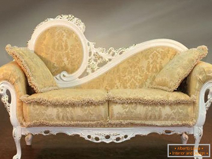 A kanapé faragott hátsó része és a lágy bézs kárpitozás alig észrevehető díszítéssel a barokk legjobb hagyományai szerint.