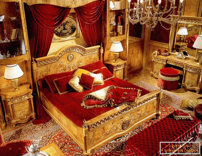 Luxus hálószoba barokk stílusban egy városi apartmanban, nyugat Olaszországban.