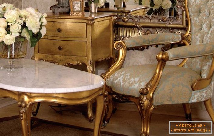 Barokk sötét aranyozott bútorok. Kiváló megoldás egy fiatal hölgy házának nappalijában.