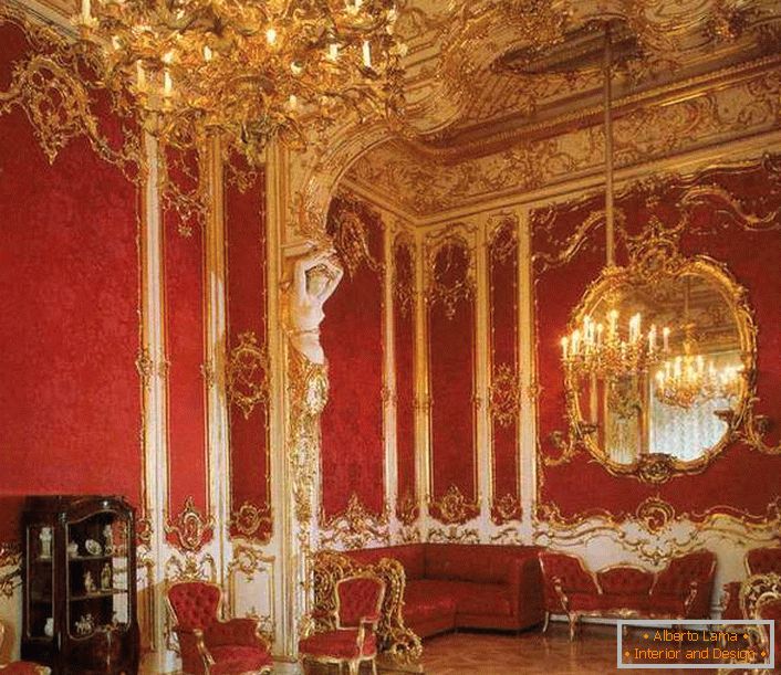 A ház nappalija megfelelően díszített piros bútorokkal. A nemesvörös tökéletesen ötvözött arany díszítőelemekkel.