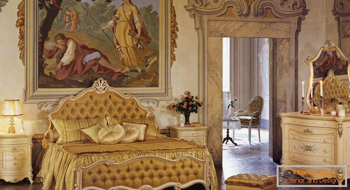 Hálószoba barokk stílusban arany színekben. Az ágy fején lévő falat hatalmas ókori festészet díszíti.
