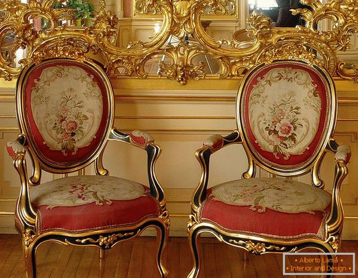 Arany színű műanyag stukkó a tükrön és székek, piros lágy kárpitozással - a barokk stílus világos képviselői.