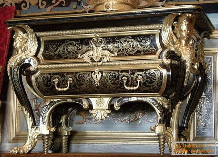 Exkluzív dohányzóasztal arany elemekkel. Bútor a virágzó francia házában. 