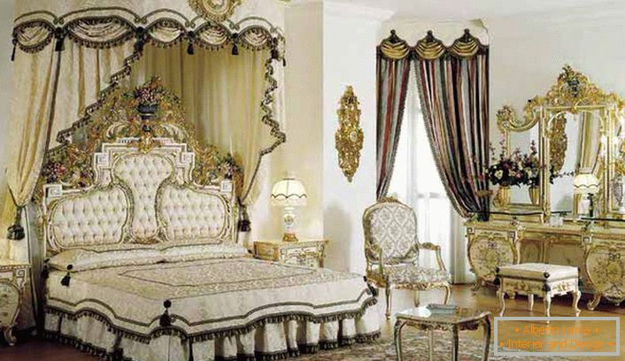 A kompozíció közepén egy baldachinos ágy található. A barokk stílussal összhangban a szobában egy hatalmas aranyozott aranyozható asztal.