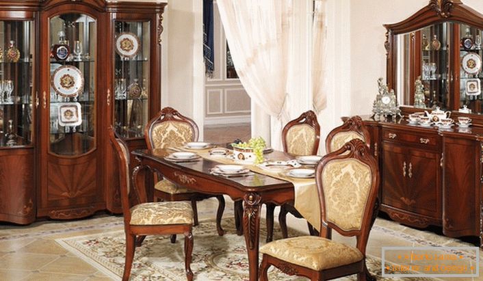 Klasszikus bútorok egy barokk vendégszobához. Érdekes a sötét fa és a világos bézs szín kombinációja.