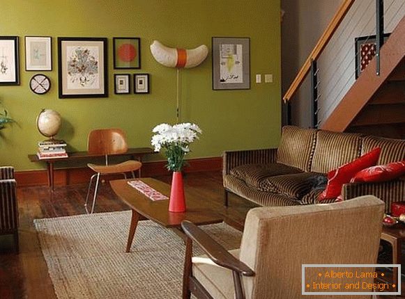 Zöld tapéta és barna bútorok a belső térben