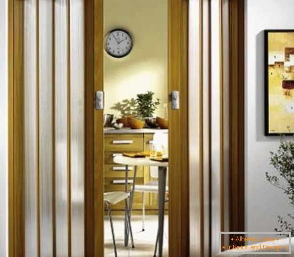 A harmonika ajtó a konyhába - a belső ajtók képe