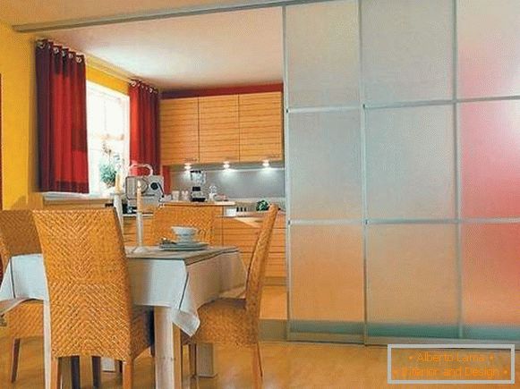 Tolóajtó a konyhába üveg - válaszfallal a belső térben