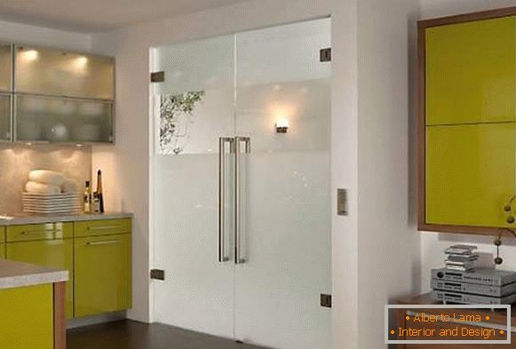 Kétszárnyú konyhai ajtók üveggel - fotó a belső térben