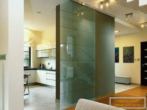 Üvegajtók a konyhába egy modern belső térben
