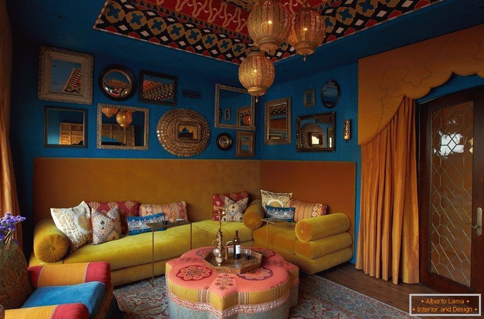 Sárga kanapé egy kék falú szobában