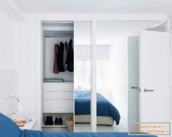 Beépített szekrények a rekeszben - fehér ruhásszekrény a hálószobában
